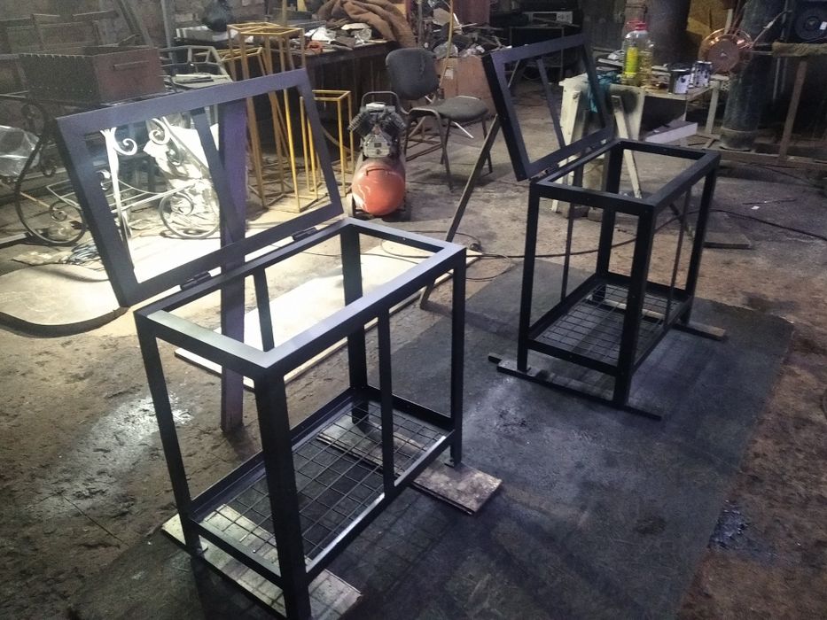 Вироби з металу та дерева у стилі лофт. Вуличні меблі