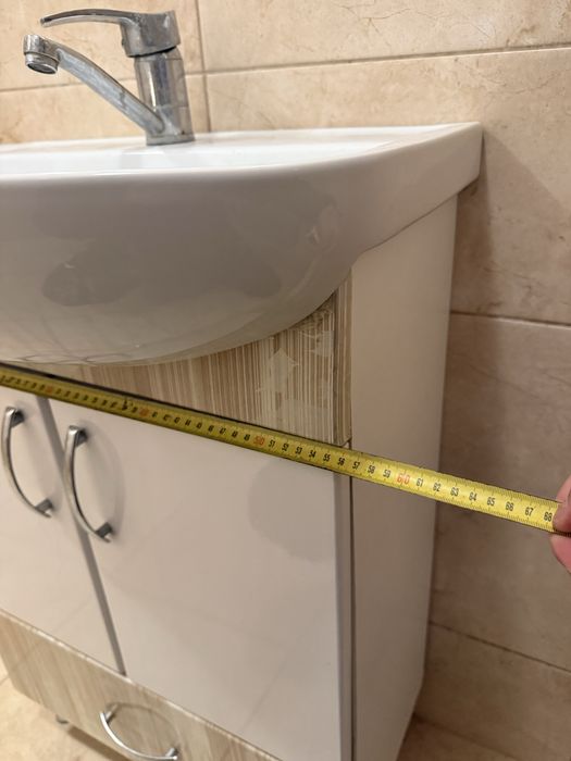 Умивальник з тумбою / ванна кімната