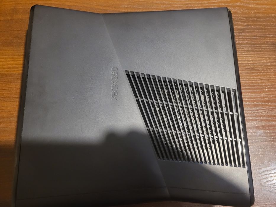 Xbox360 320gb model1439 stan bardzo dobry fajny zestaw box