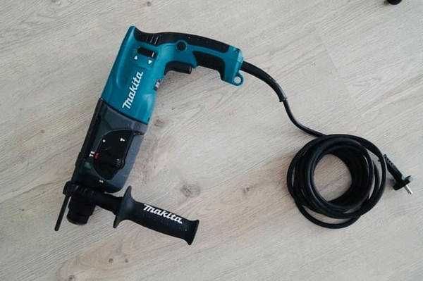 Потужний професійний надійний будівельний перфоратор Makita HR 2470