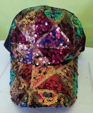 Czapka z daszkiem zdobiona cekinami.