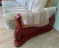OPIS Beżowa wersalka z litym drewnem w kolorze mahoniowym kanapa łóżko