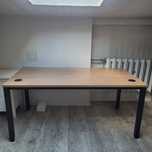 Biurko proste Nowy Styl 160x80cm otwory na kable nogi czarne metal