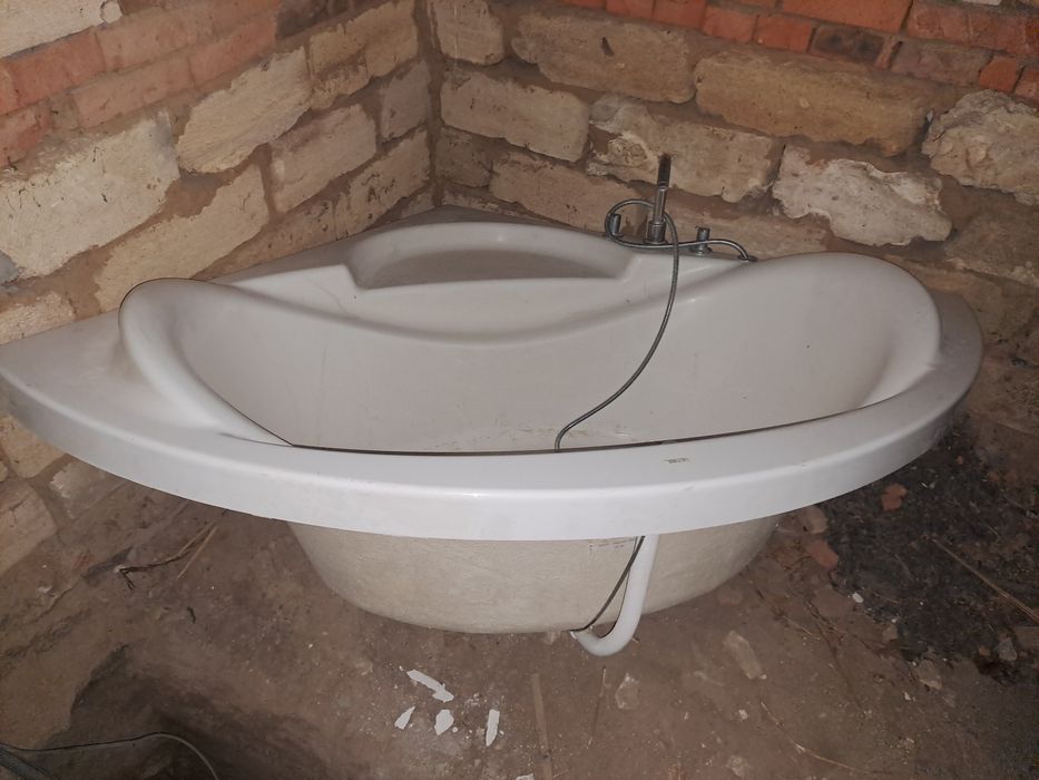 Кутова ванна Devit зі змішувачем Hansgrohe