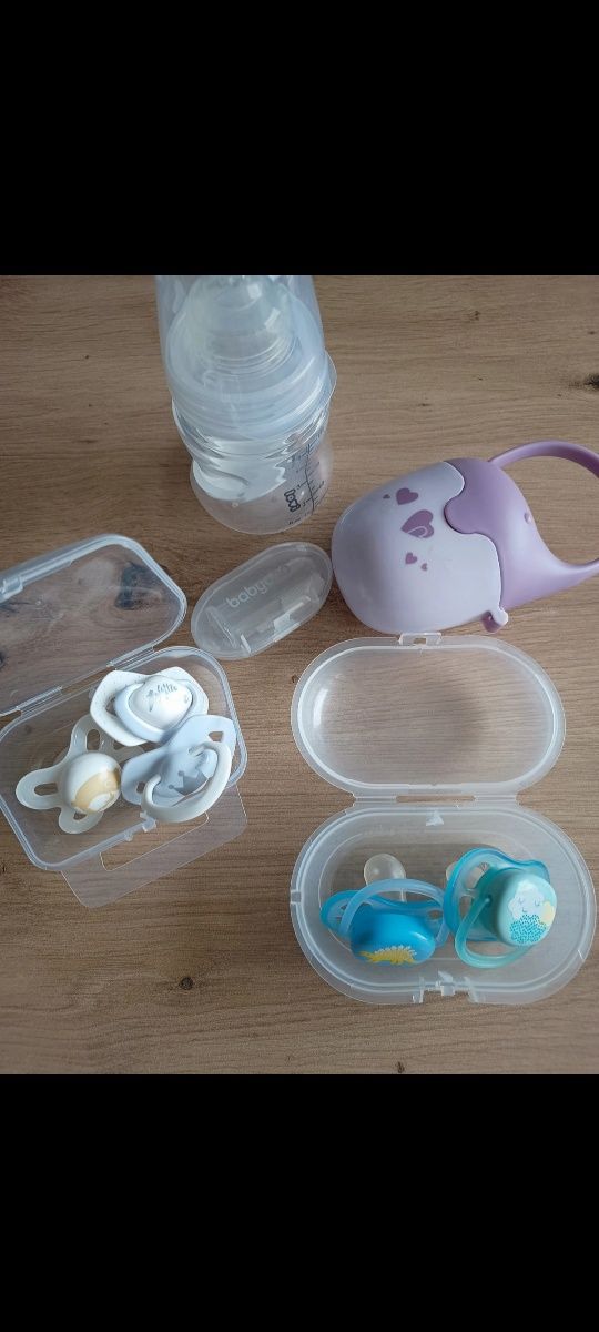 5 smoczków do 6miesiaca plus gratis butelka, szczoteczka, pojemnik