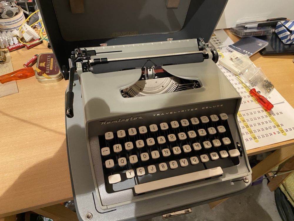 Maquina de escrever antiga com mala