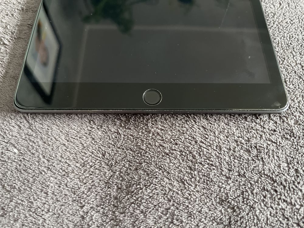 Ipad 8th gen A2270 32GB plus etui, szkło hartowane