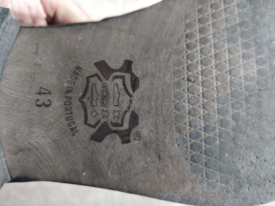 Sapato clássico 43 (Portugal)