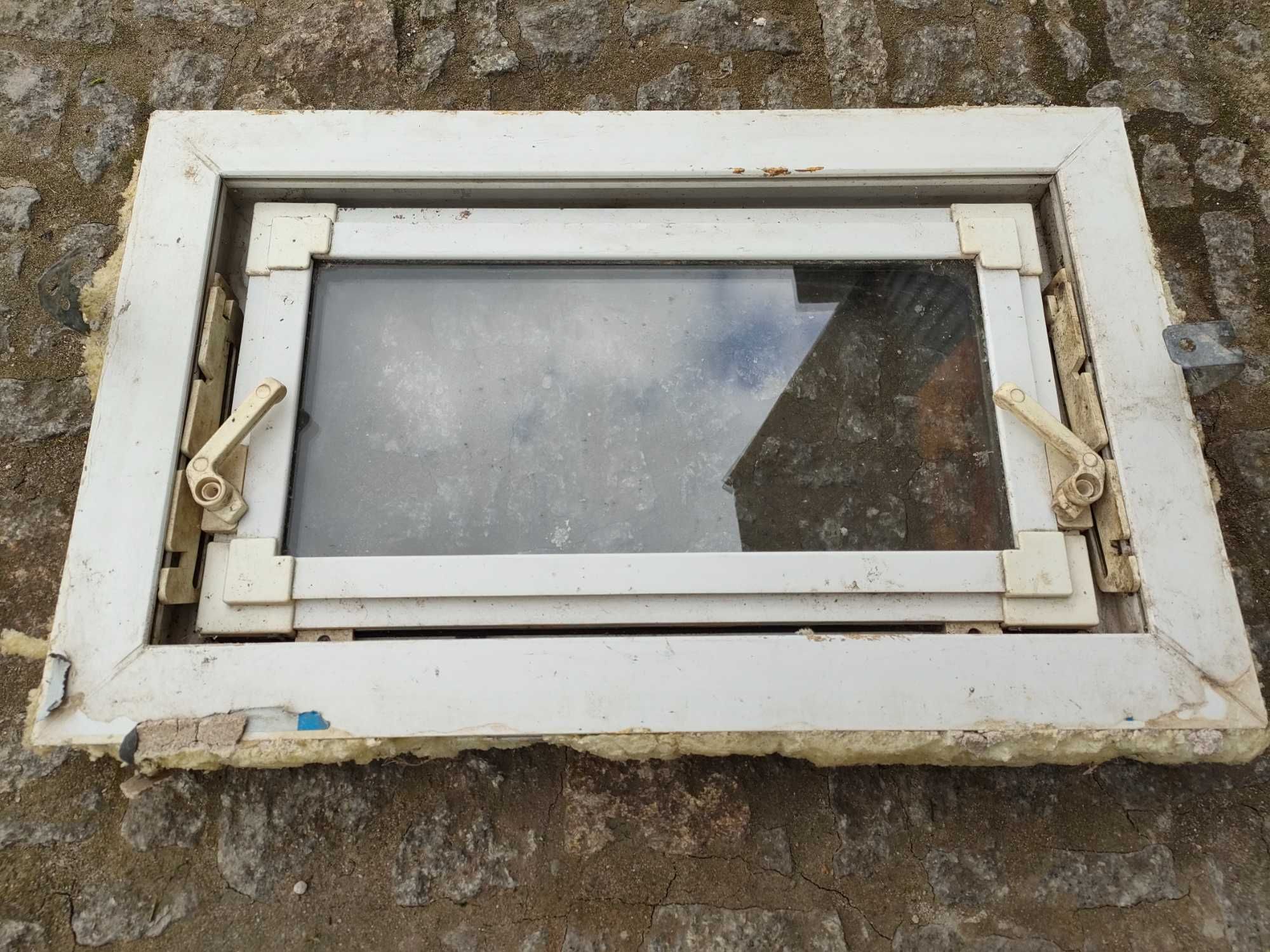 Okno inwentarskie brązowe 59 x 37 cm