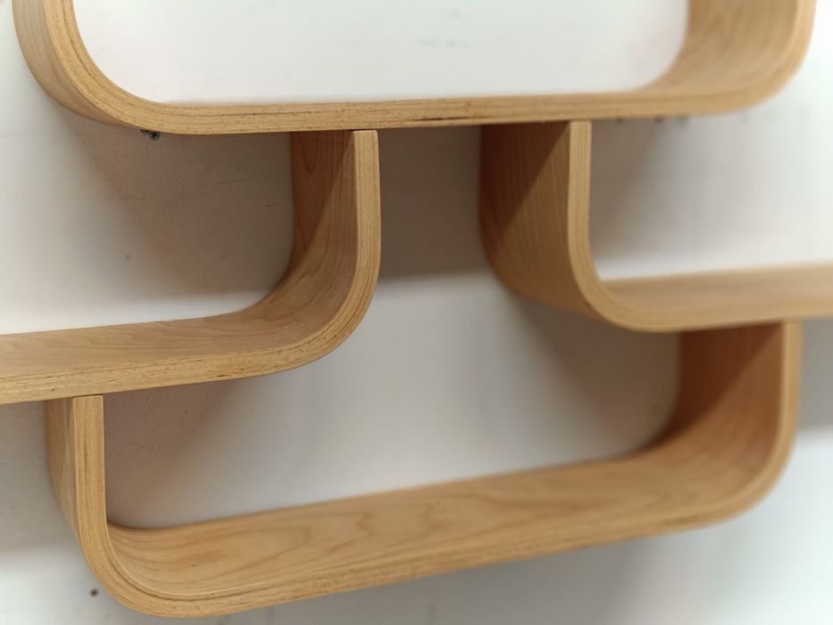 Volak Holesov model  półki wiszące na ścianę gięta sklejka design