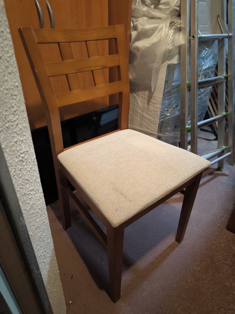 Mesa de Jogo + 4 cadeiras