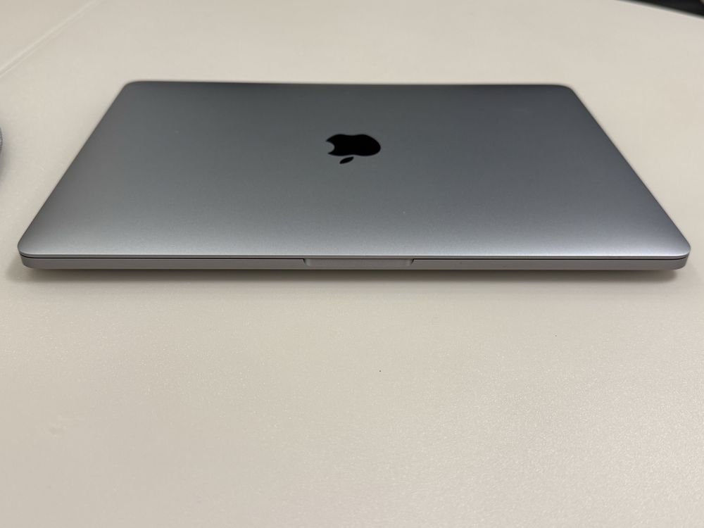 Продам Ноутбук MacBook Pro 13 2018 i7 16GB RAM 512GB SSD Touch Bar