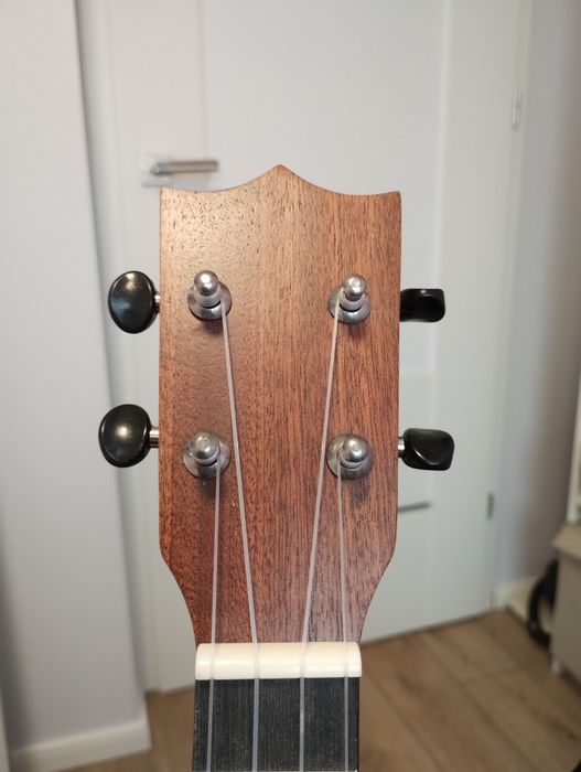 Ukulele z pokrowcem kostką do gry i tuner