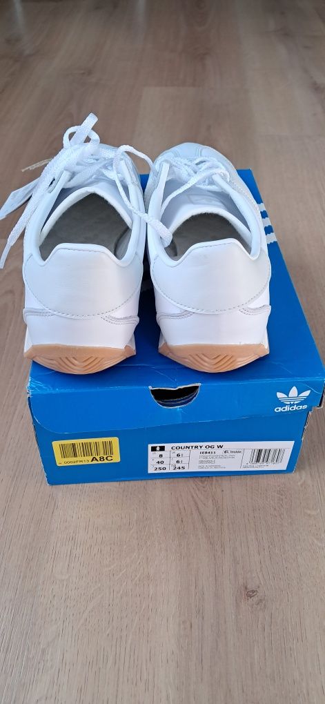 Шкiрянi кросiвки  adidas, в 40розмiрi,по устiлцi 25.5cм.