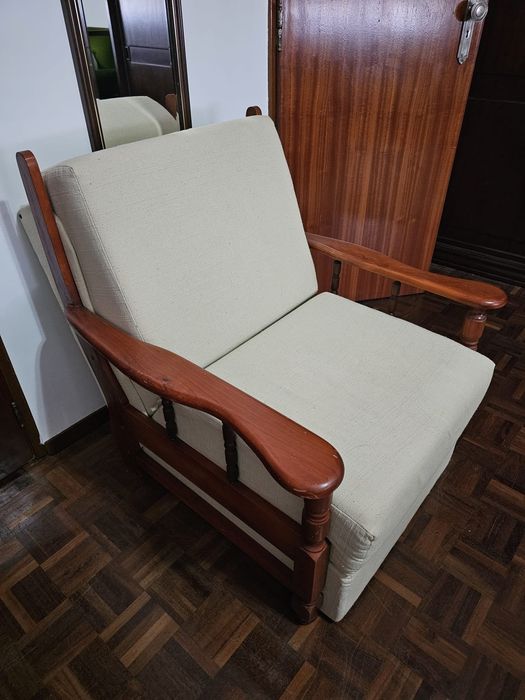 Sofá cambalhota com braços madeira