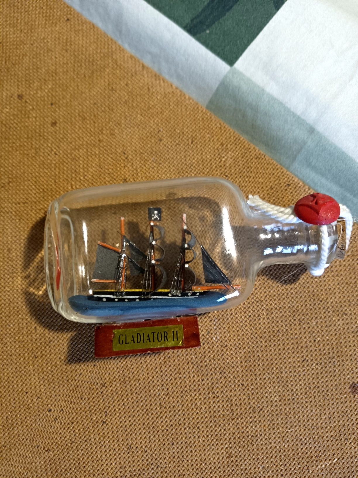 Figurka statek w butelce