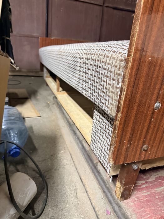 Продав диван за символічну ціну