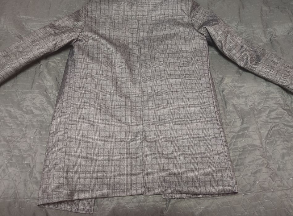 Продам чоловіче сіре пальто в клітинку від бренду Zara.