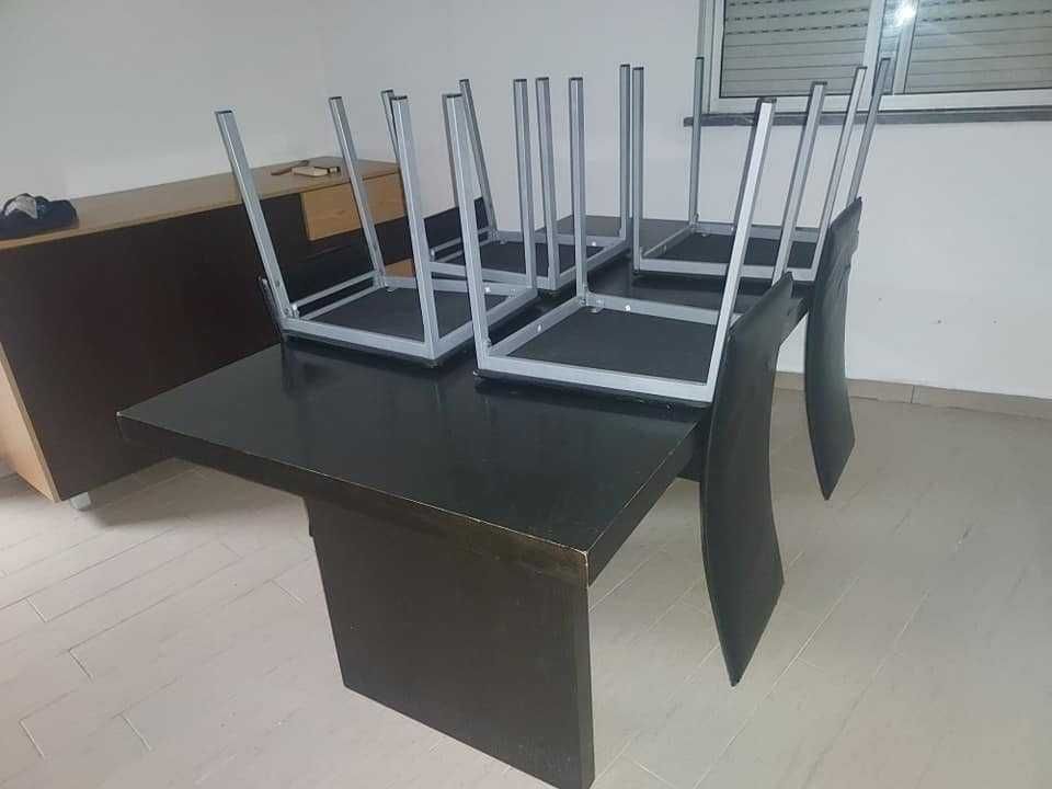 mesa sala sem cadeiras