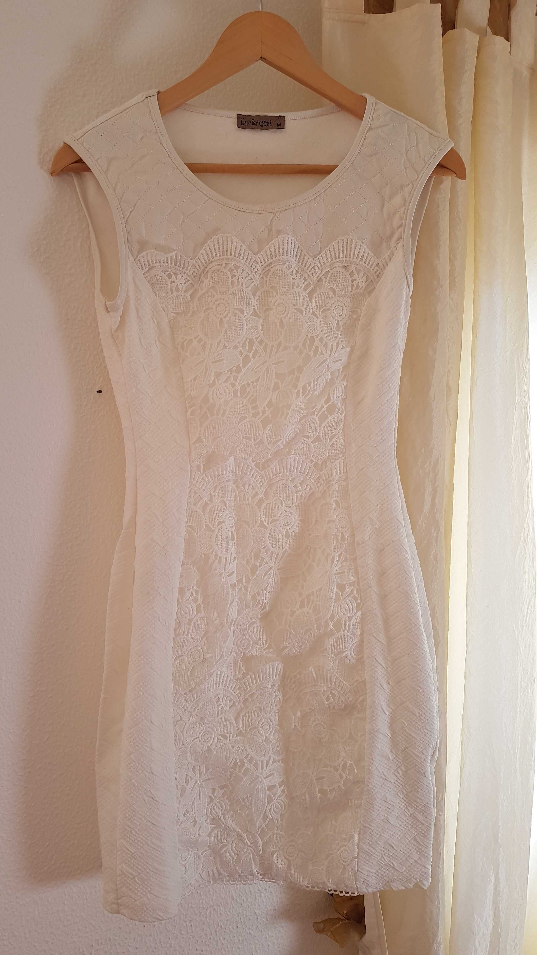 Vestido Branco com detalhes