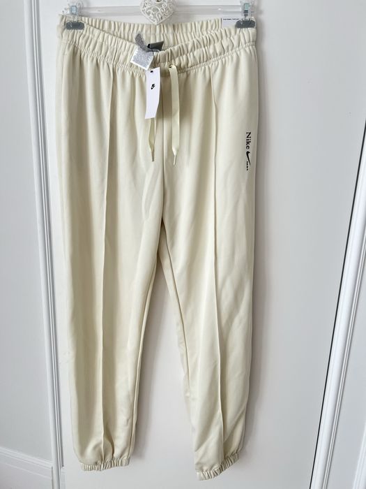 Piękne dresy śliskie spodnie Nike wiosenne w kant satynowe kremowe