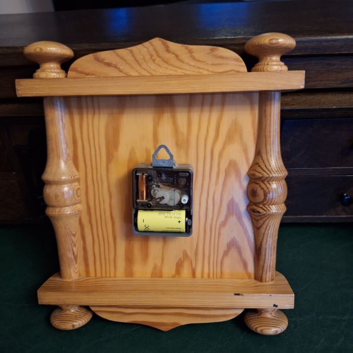 Zegarek drewniany do zawieszenia na ścianie