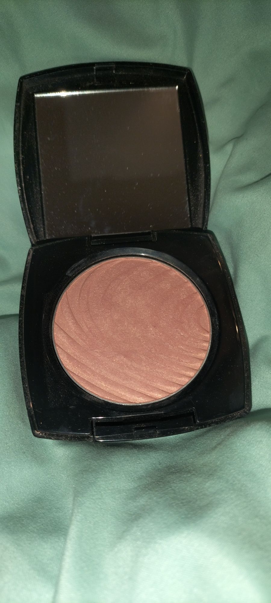 Róż do policzków rozświetlający highlighter
