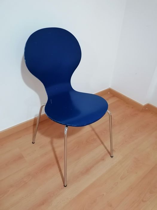 Vendo cadeira de cor azul