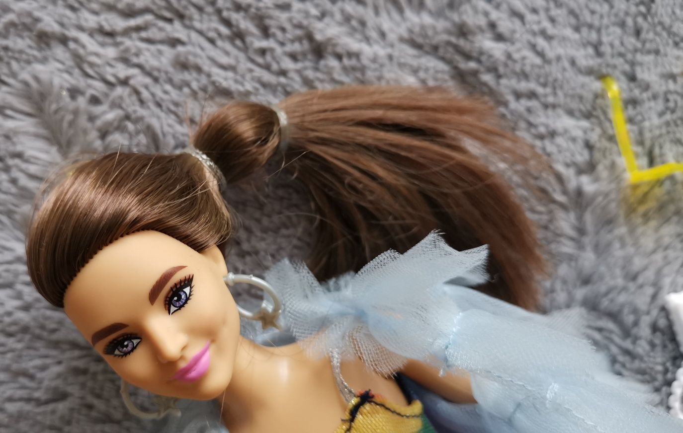 Barbie ekstra doll w niebieskiej marszczonej kurtce