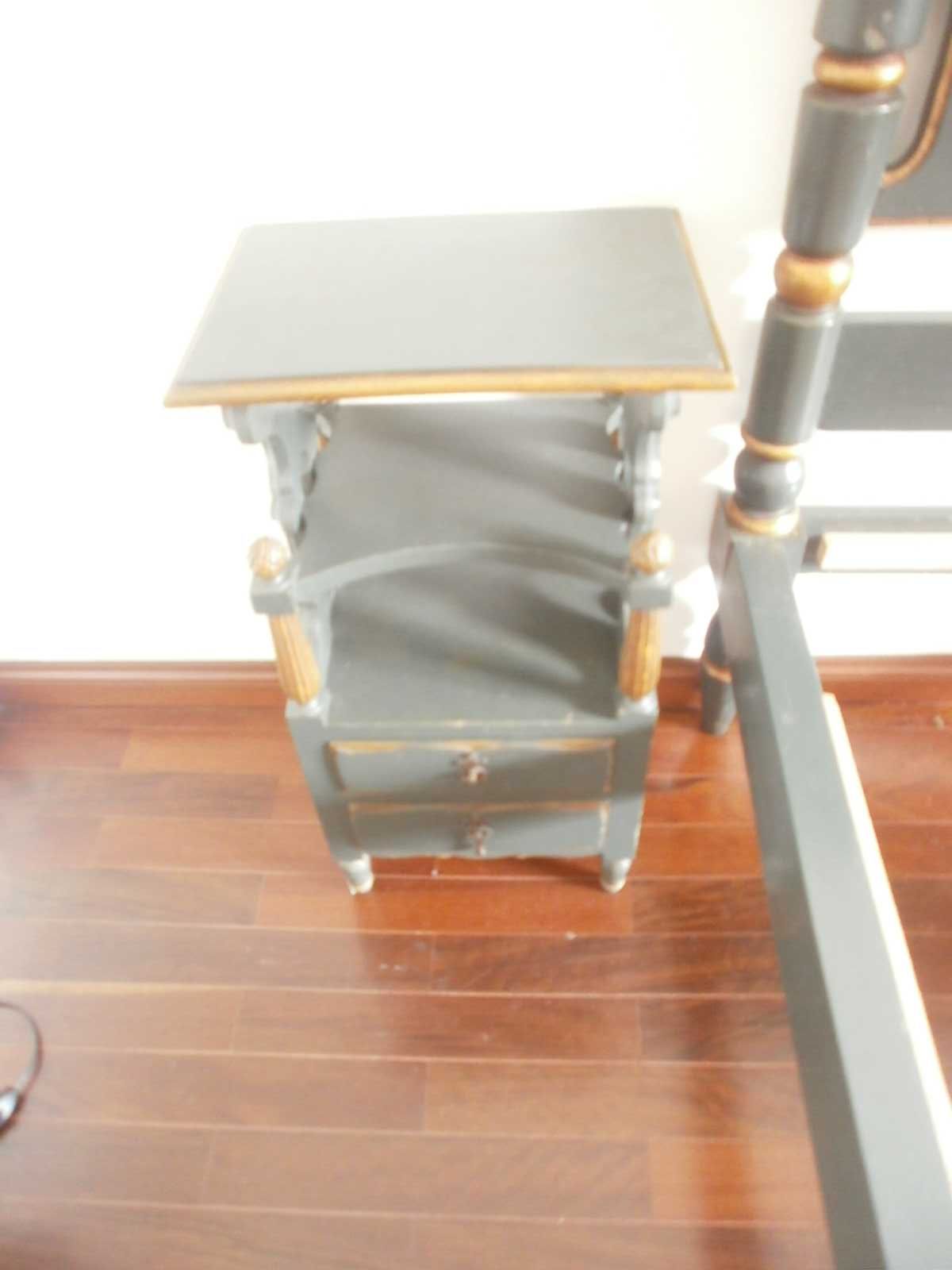 Cama de solteiro + mesinha de cabeceira