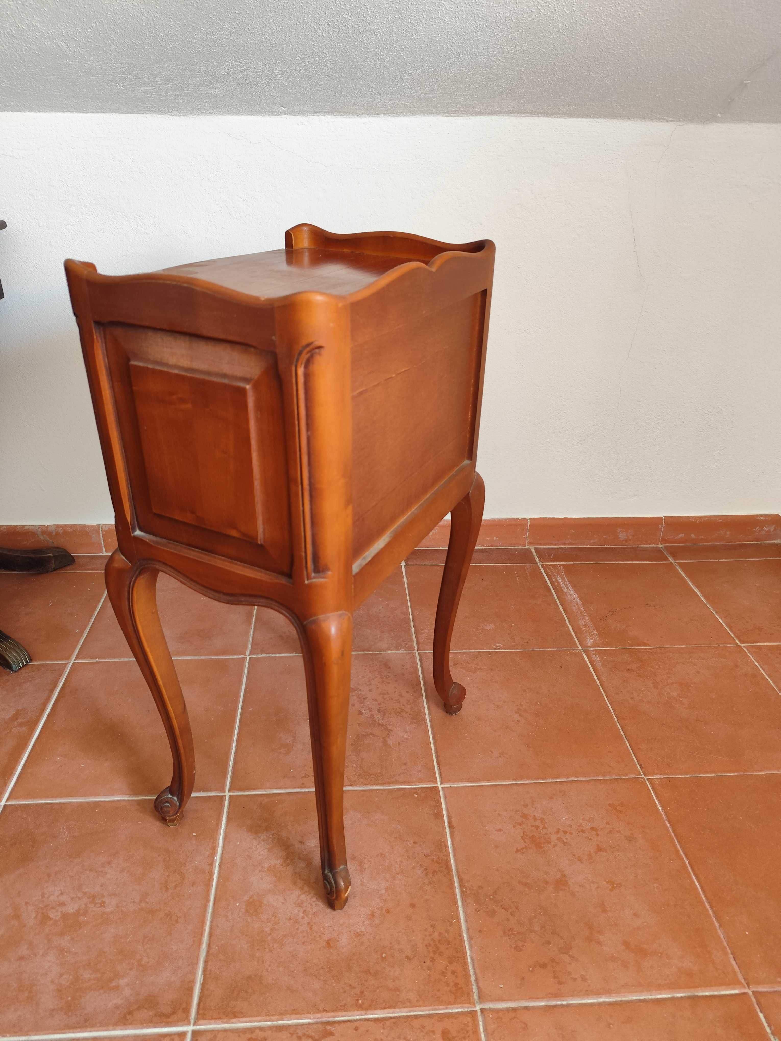 Mesa de cabeceira/ Móvel de apoio estilo LuisXV