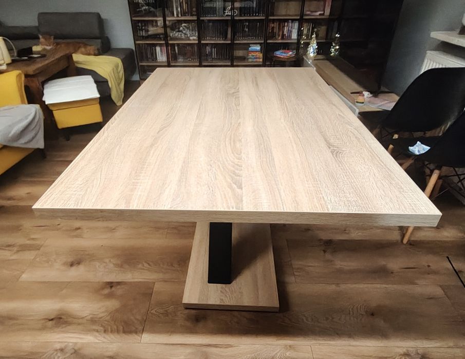 Stół do jadalni – dąb (okleina), czarna metalowa noga, rozkładany