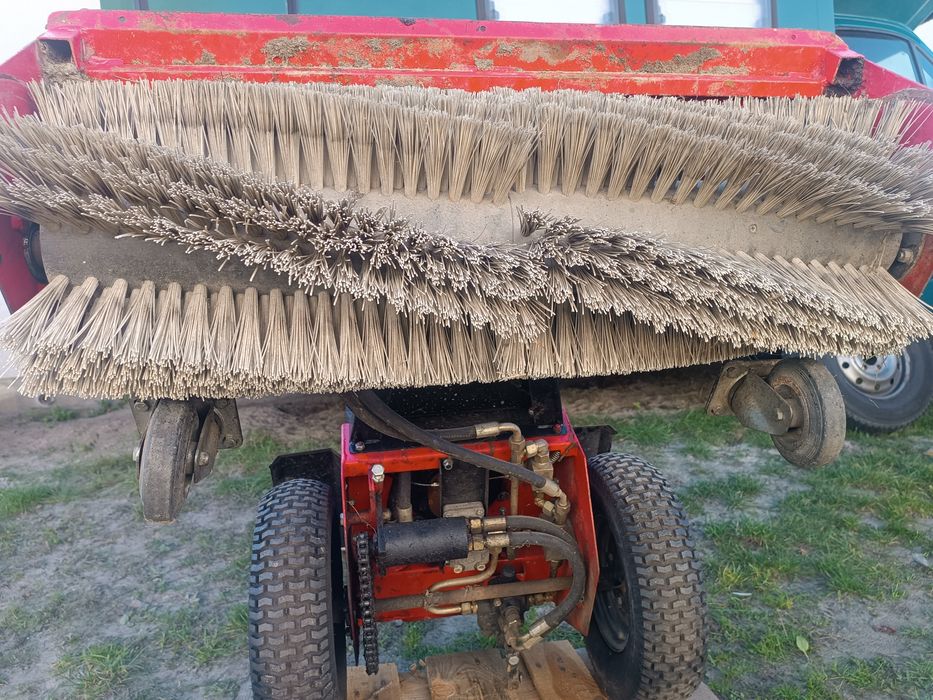 Zamiatarka hydrauliczna samojezdna spalinowa  z napędem Kerstin 1000