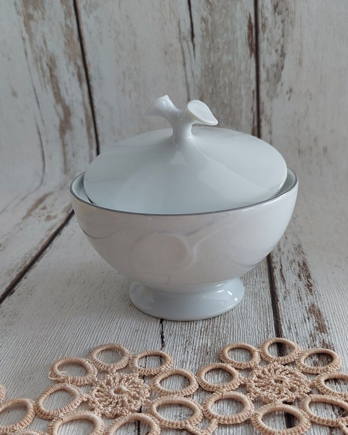 Hutschenreuther urocza cukiernica, biała porcelana