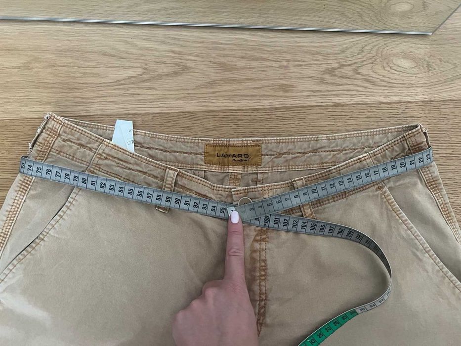 Beżowe spodnie, Lavard