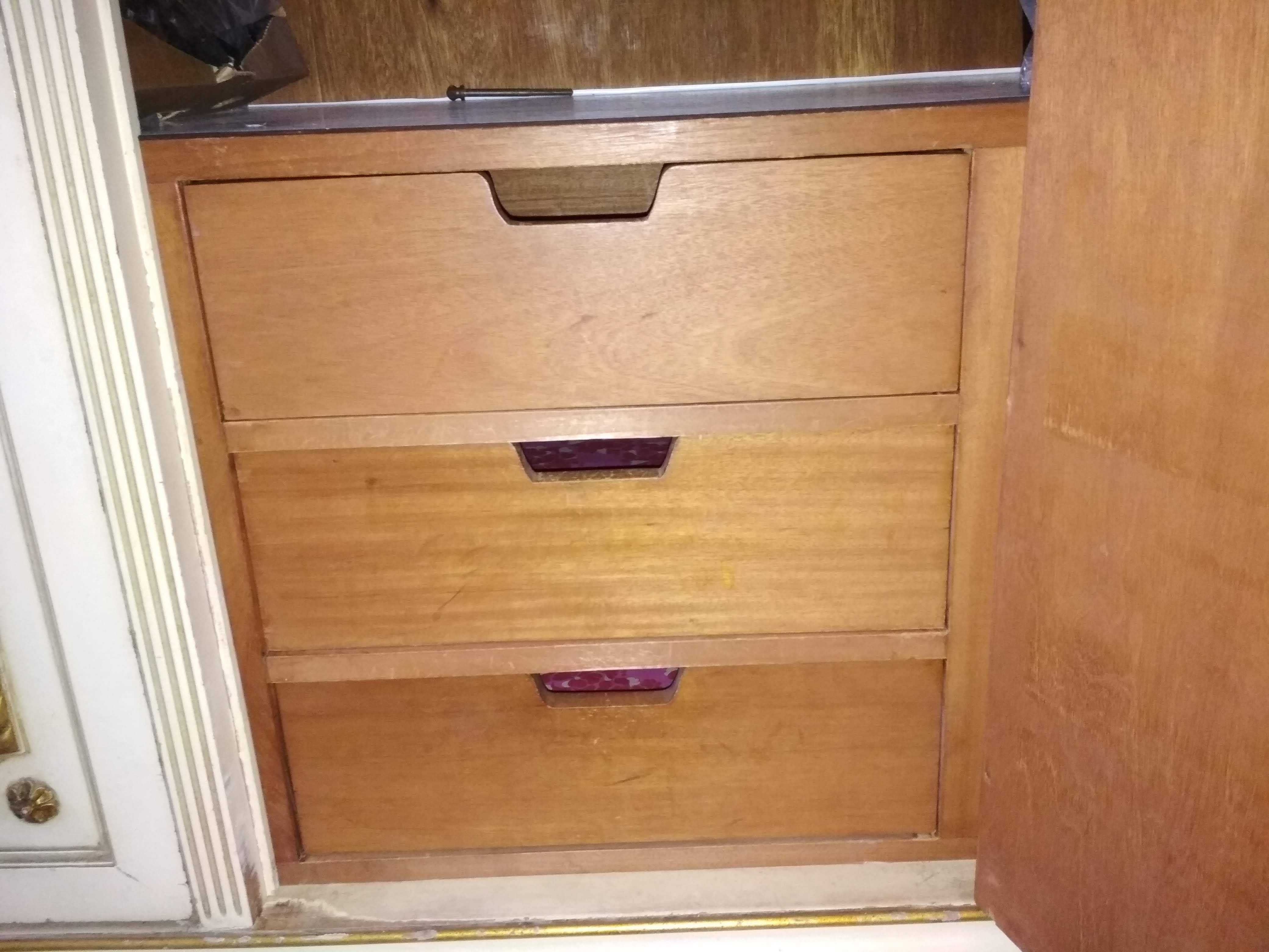 Quarto antigo (armário, cabeceiras cama, cadeiras)