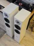 Kolumny podłogowe Dynaudio Excite X34 w białym satynowym kolorze