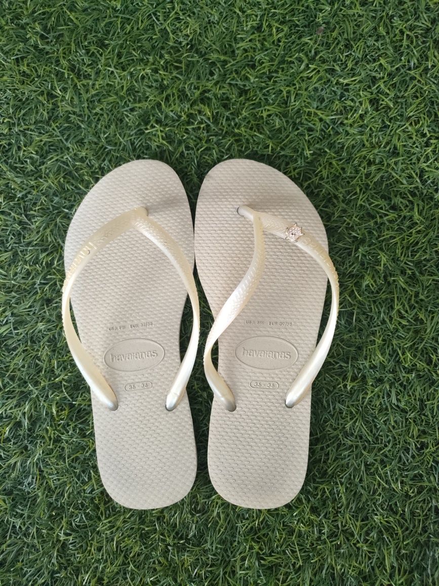 Havaianas bejes com pin de tartaruga