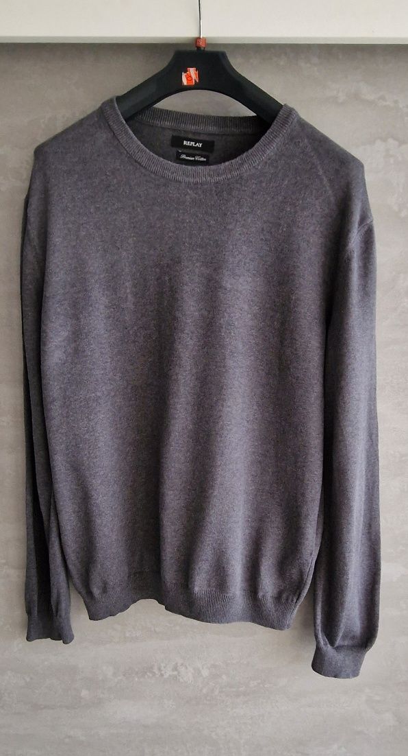 Ładny sweter męski  Replay
Długość całkowita 72cm 
Szerokość pod pacha