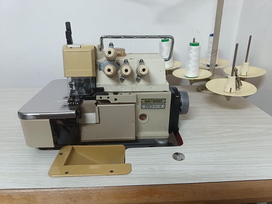 Máquina cose e corte