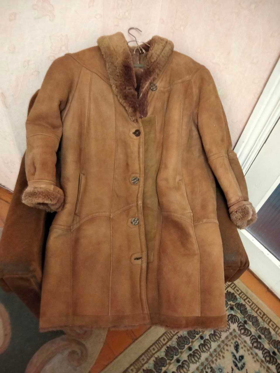 Продам женскую натуральную дубленку 50 52 размера.