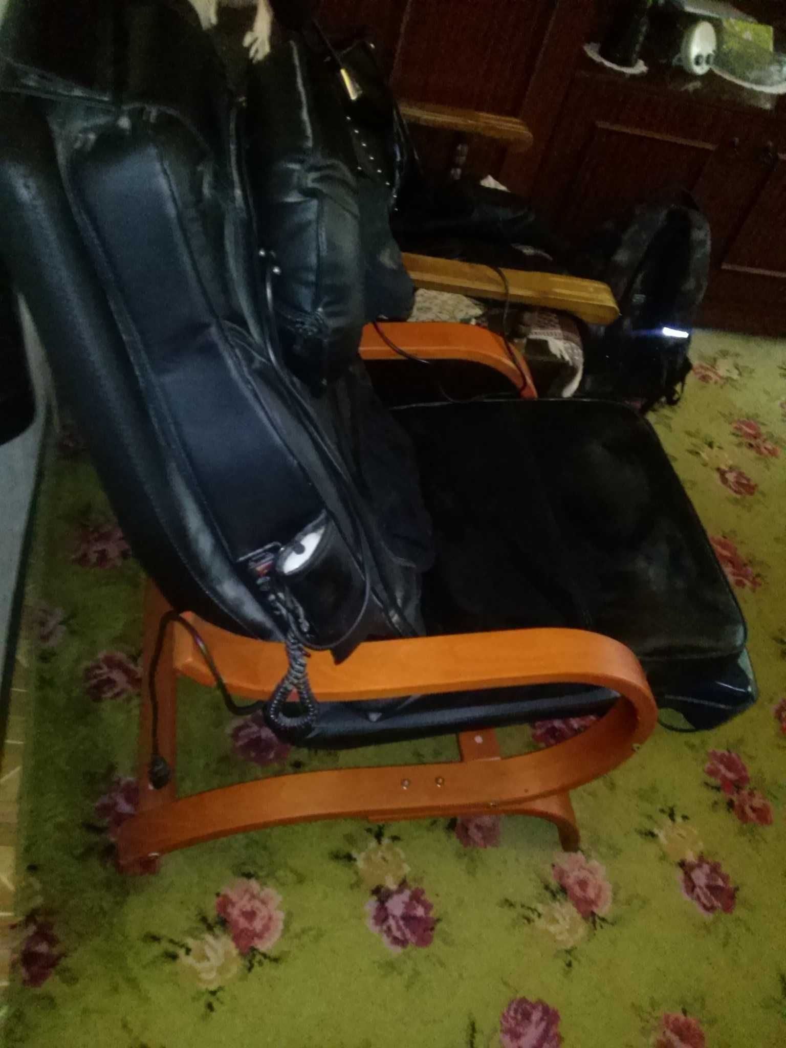 Fotel masujący na różne partie kręgosłupa z urządzeniem do stóp