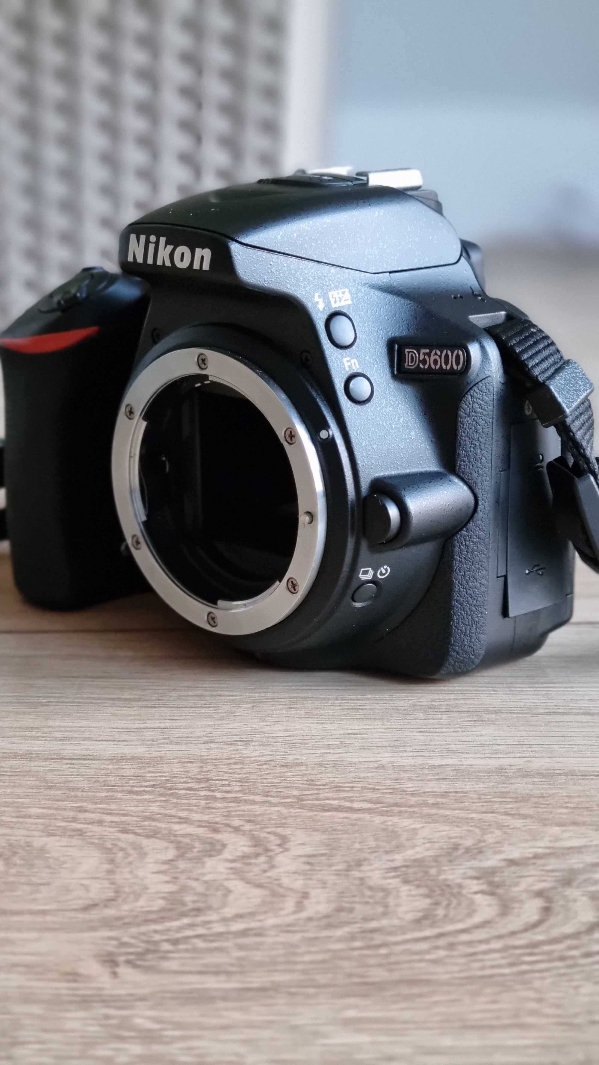 Nikon D5600 (tylko korpus, z torbą Case Logic)