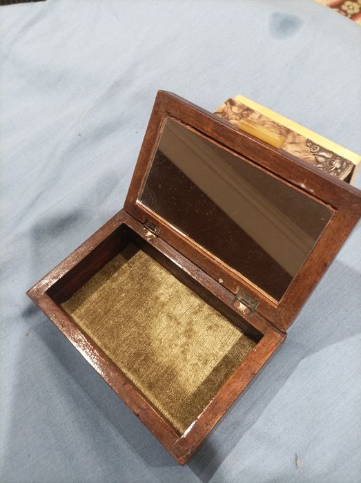 Caixa de jóias antiga com espelho
