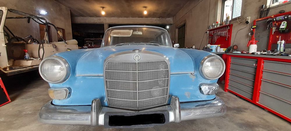 Mercedes 200d clássico rabo de peixe
