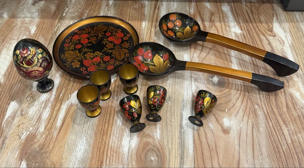 Conjunto russo em madeira e pintado a mao