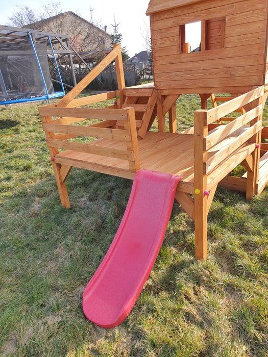 Plac zabaw hustawka domek piaskownica stolik