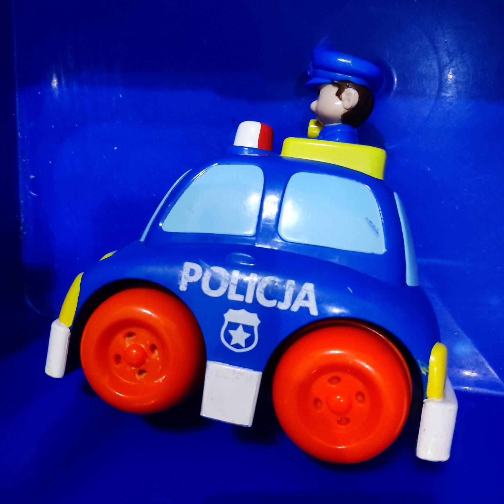 Samochód policyjny jeżdżący po naciśnięciu głowy policjanta