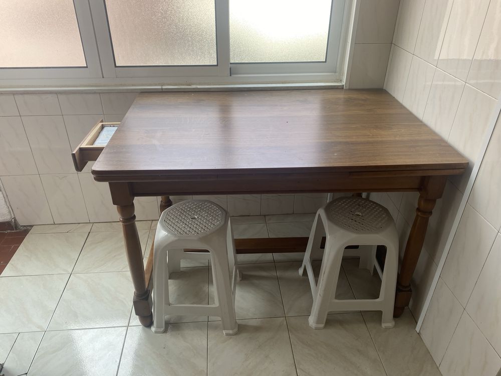 Mesa de madeira lacrada