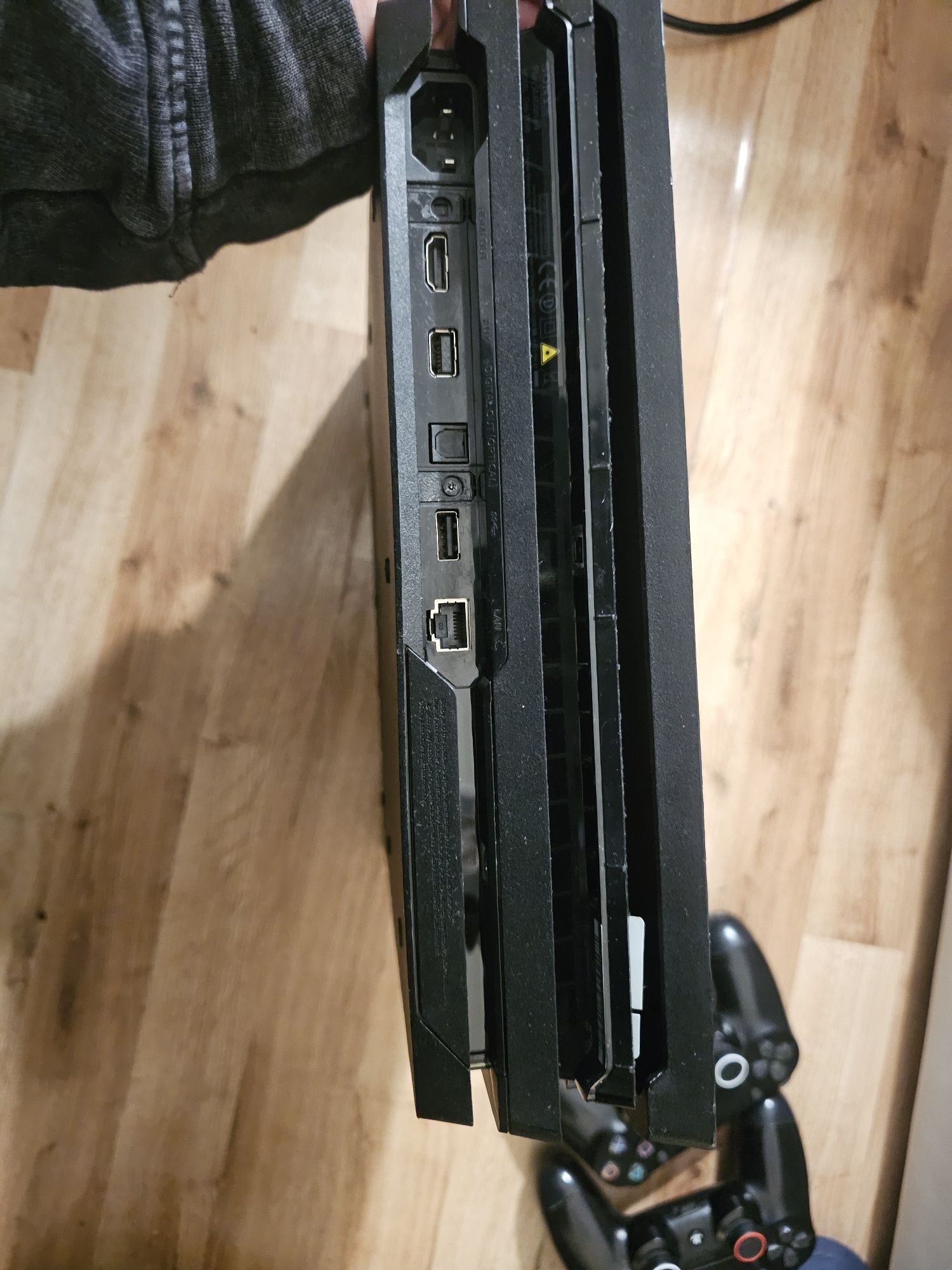 PS4 Pro z 2 padami, 4 grami i modyfikacjami chłodzenia